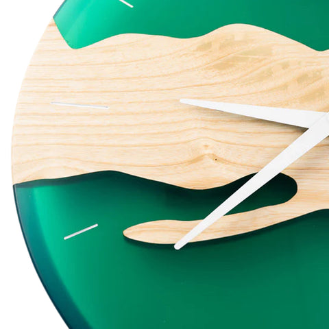 Orologio da parete Costa, legno di frassino, resina verde