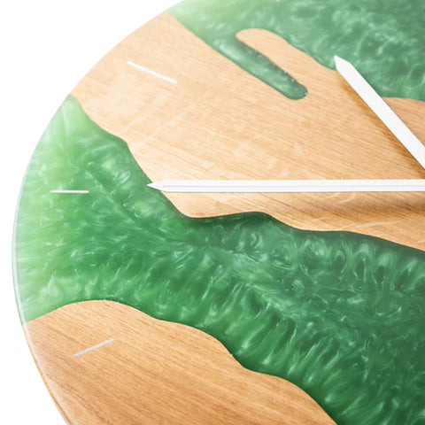 Orologio da parete Costa, legno di quercia, resina verde perla