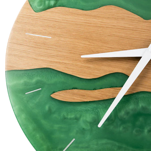 Orologio da parete Costa, legno di quercia, resina verde perla