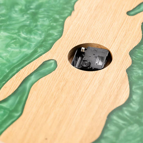 Orologio da parete Costa, legno di quercia, resina verde perla