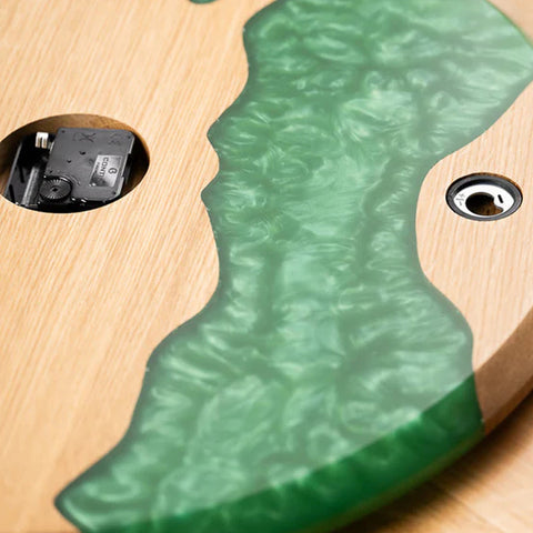 Orologio da parete Costa, legno di quercia, resina verde perla