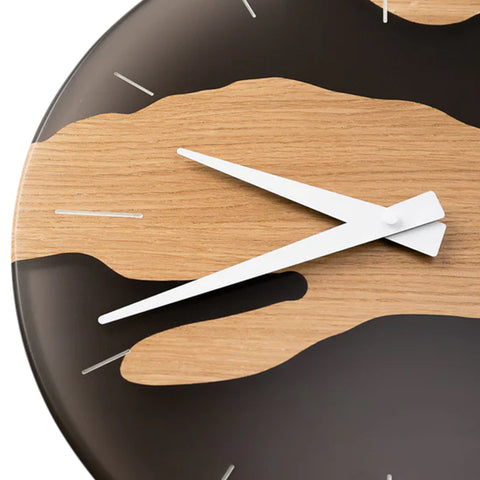 Orologio da parete Costa, in legno di quercia, resina nera trasparente