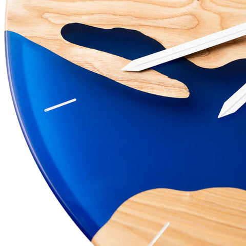 Orologio da parete Costa, legno di frassino, resina blu trasparente