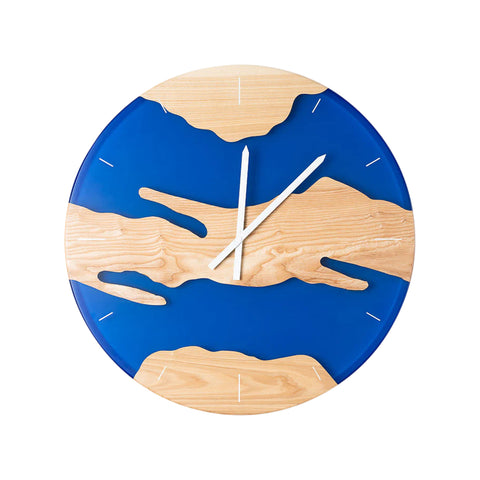 Orologio da parete Costa, legno di frassino, resina blu trasparente